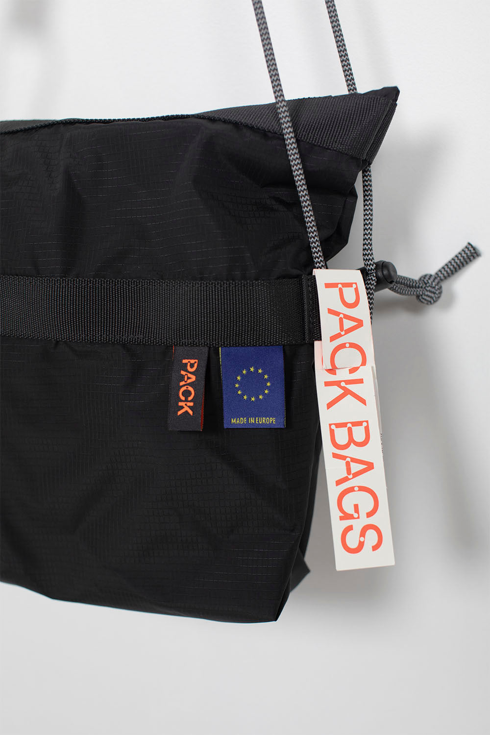 PACK BAGS - SMALL ZIP SLING - CARBON BLACK