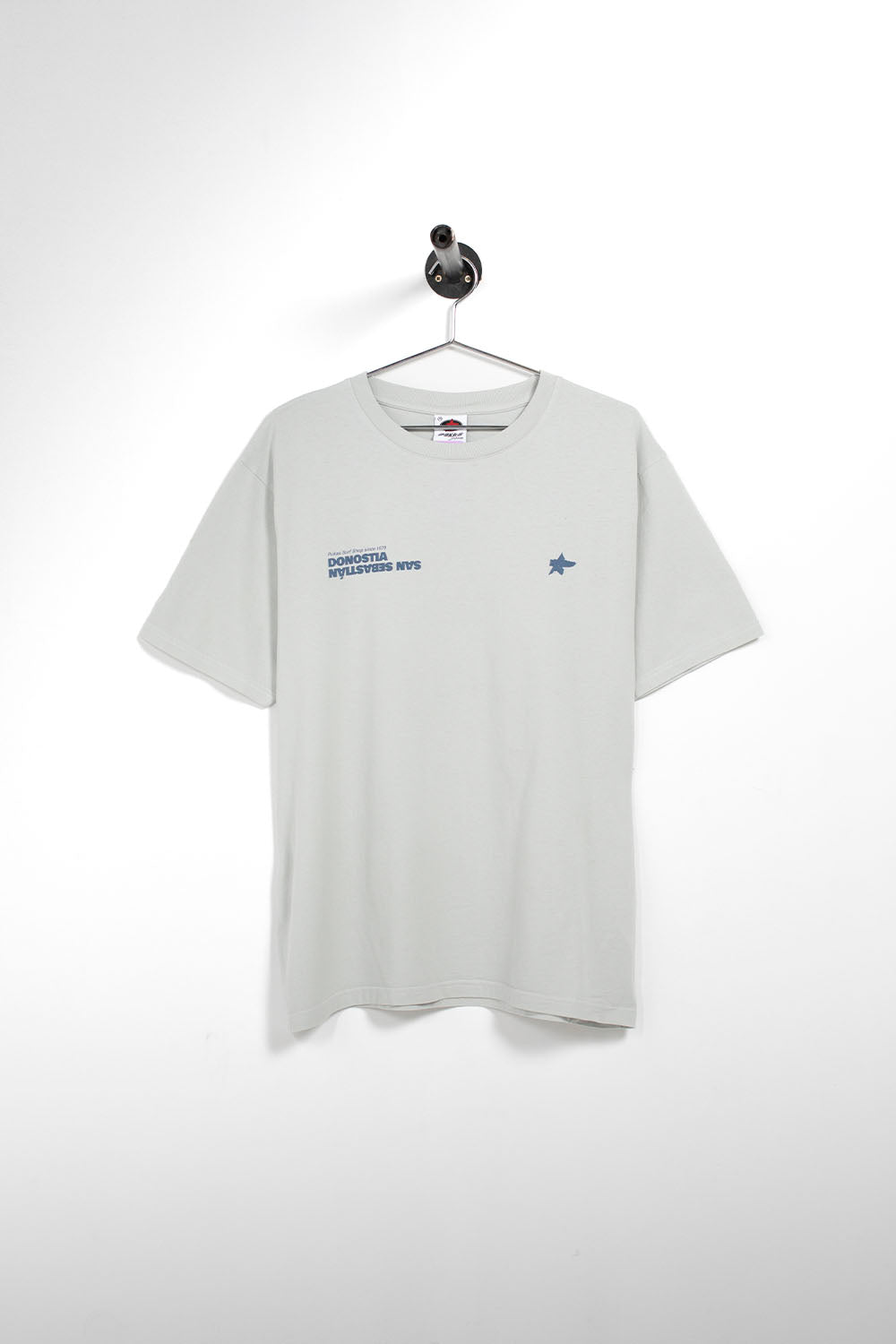 PUKAS SURF SHOP - SAN SEBASTIAN TEE - MAN - METAL