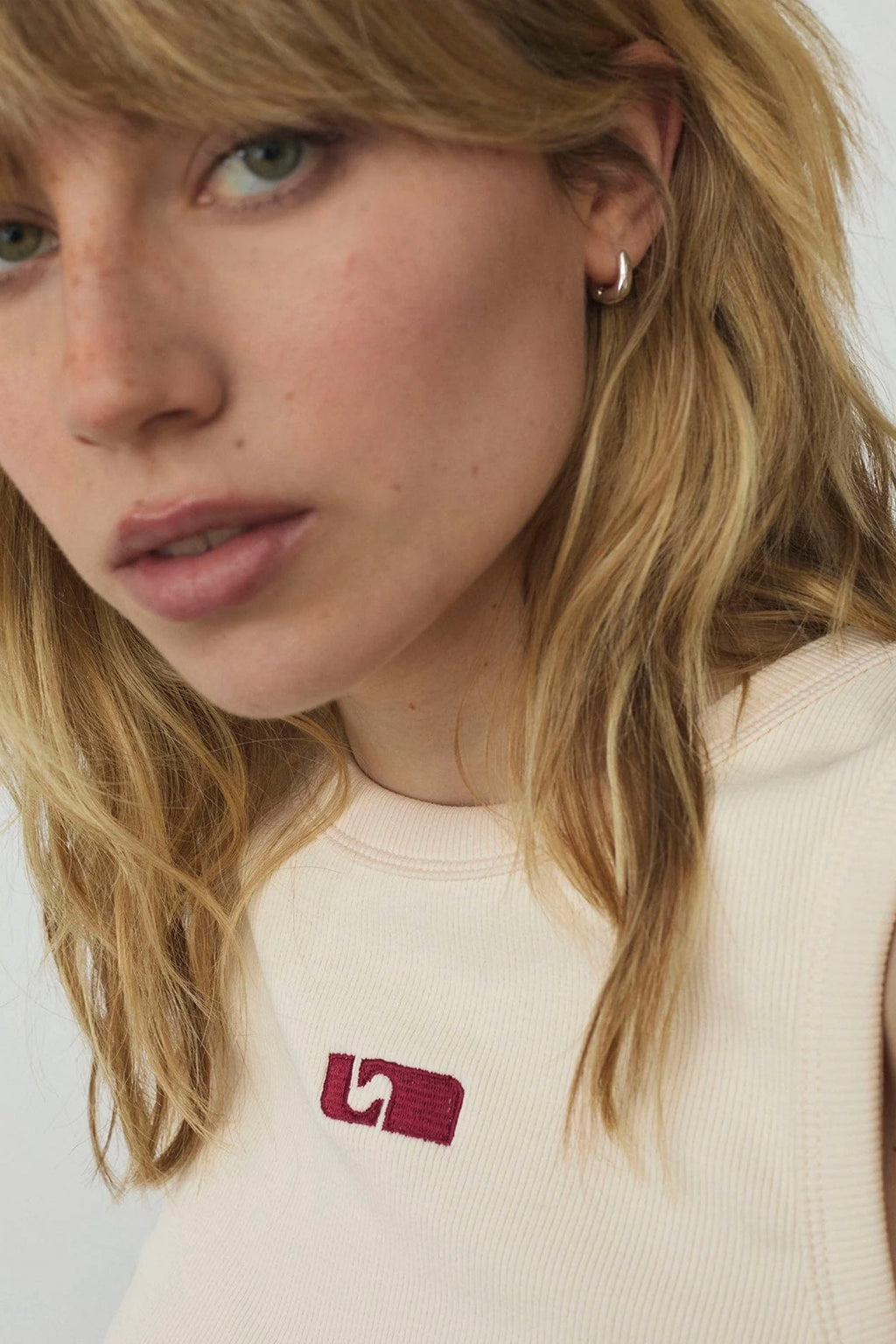 LAAGAM - EMBROIDERED LOGO TANK - ECRU